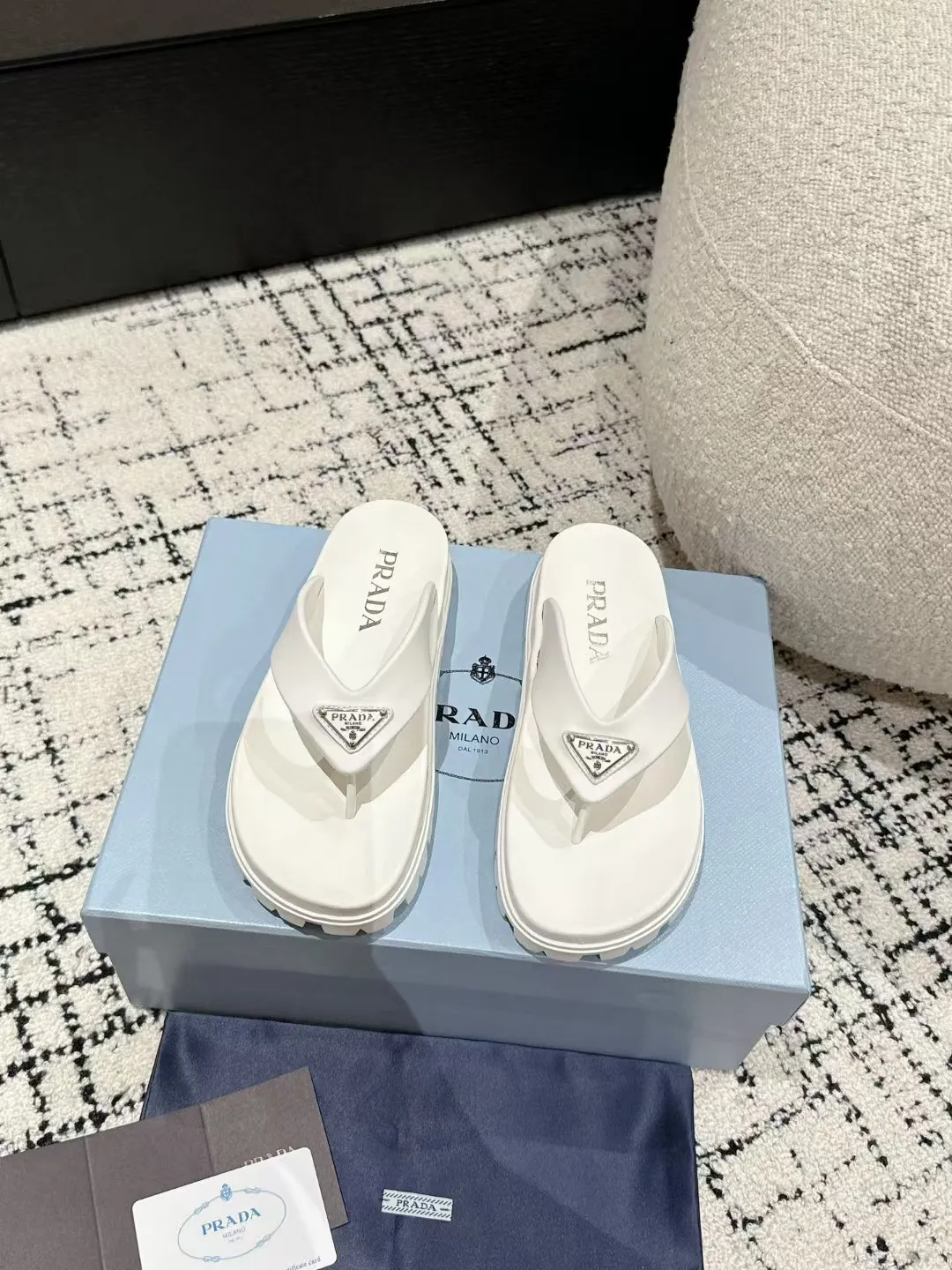 👟👟Ex-factory price 420👟👟 Men's size +10 Couple model Prada 24/ Hot summer hot thick-soled herringbone flip-flops Prada's herringbone flip-flops are a must-have and versatile style for the travel season! ✔️Code number: 39-45 for men, 35-40 for women (customized 40 for women, 45 for men)
